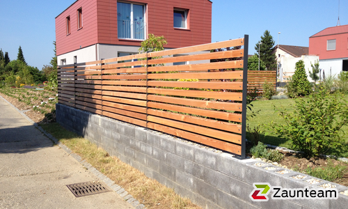 Holz Sichtschutz wurde in Jegenstorf von Zaunteam Spahni AG, Laupen BE im Jahr 2014 erstellt.