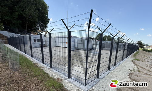 Doppelstabmatten schwer vorverzinkt und anthrazit beschichtet mit Pfosten 60 x 40 mit Abdeckleisten einbetoniert wurde in Landshut von Zaunteam Landshut, Langquaid im Jahr 2026 erstellt.