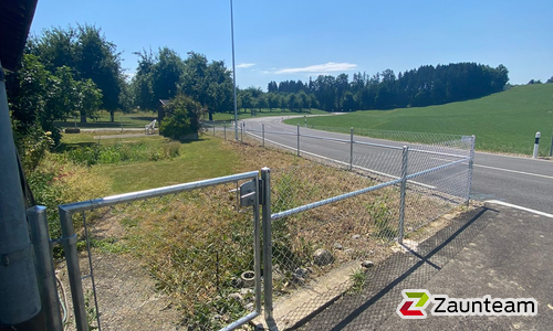 Diagonalgeflecht verzinkt mit Rohrpfosten verzinkt einbetoniert wurde in Muolen von Zaunteam Appenzellerland, Wasserauen im Jahr 2025 erstellt.