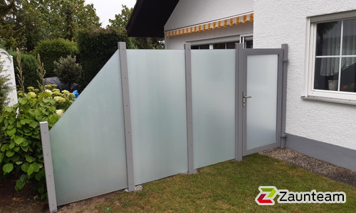 Glas Sichtschutz mit vierkant Aluminium-Nutpfosten einbetoniert wurde in Bisingen von Zaunteam Zollernalb, Burladingen-Ringingen im Jahr 2024 erstellt.
