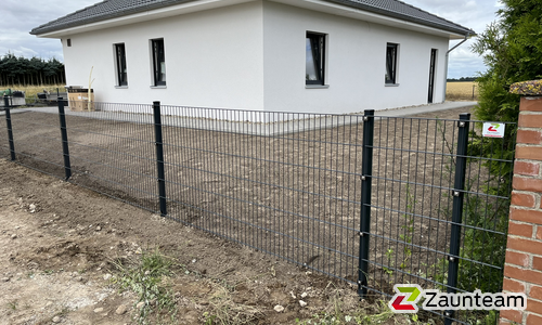 Doppelstabmatten leicht vorverzinkt und anthrazit beschichtet mit Pfosten Vario einbetoniert wurde in Brietzig  von Zaunteam Pasewalk, Pasewalk im Jahr 2024 erstellt.