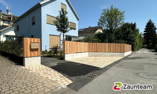 Holz Sichtschutz Spiez wurde in Luzern von Zaunteam Innerschweiz, Meierskappel im Jahr 2024 erstellt.