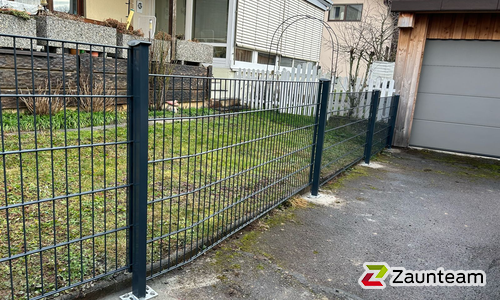 Doppelstabmatten schwer vorverzinkt und anthrazit beschichtet mit Pfosten 40x60 mit Abdeckleistenmit Fussplatte wurde in Adelberg von Zaunteam Fenzhöfe Oberwälden, Oberwälden im Jahr 2024 erstellt.