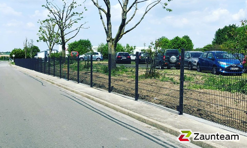 Doppelstabmatten schwer verzinkt mit Pfosten 40x60 verzinkt mit Abdeckleisten einbetoniert wurde in Ense von Zaunteam Sauerland, Neuenrade im Jahr 2019 erstellt.