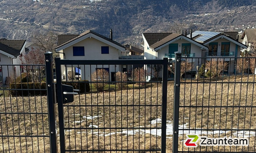 Doppelstabmattentor 1-flüglig wurde in Ried-Brig von Zaunteam Wallis, Niedergesteln im Jahr 2026 erstellt.