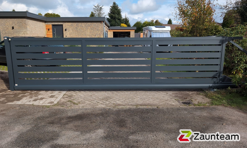 Schiebetor Aluminium wurde in Bad Zwischenahn von Zaunteam Friesische-Wehde, Zetel im Jahr 2025 erstellt.