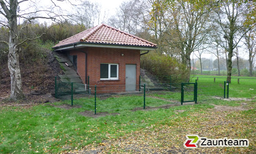 Doppelstabmatten leicht feuerverzinkt und grün beschichtet mit Pfosten Vario in Aussparung wurde in Sustrumer-Moor von Zaunteam Emsland, Rastdorf im Jahr 2014 erstellt.