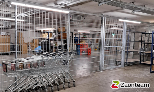 Doppelstabmatten schwer verzinkt mit Pfosten 40x60 verzinkt mit Abdeckleisten mit Fussplatte wurde in Buchs von Zaunteam Werdenberg, Werdenberg im Jahr 2025 erstellt.