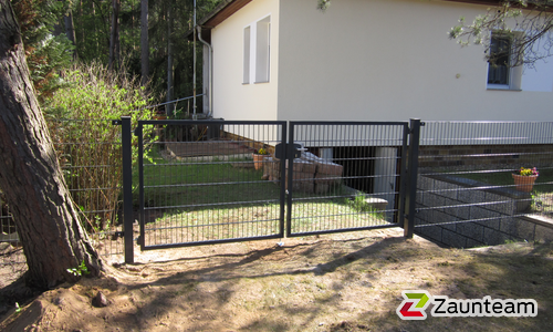 Fluegeltor Metall wurde in Brehna von Zaunteam Fläming, Coswig im Jahr 2015 erstellt.