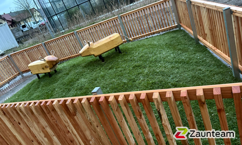 Lärchenzaun gerade mit T-Stahlpfosten verzinkt einbetoniert wurde in Ettenheim von Zaunteam Breisgau, Waldkirch-Kollnau im Jahr 2026 erstellt.