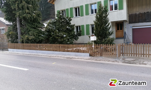 Staketen Holz vor die Pfosten / T-Stahl Pfosten feuerverzinkt einbetoniert wurde in Fischingen von Zaunteam Thurgau AG, Felben im Jahr 2021 erstellt.