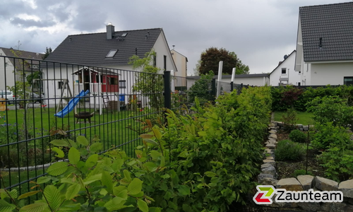 Doppelstabmatten leicht feuerverzinkt und anthrazit beschichtet mit Pfosten Vario einbetoniert wurde in Nordstemmen von Zaunteam Weser-Leine, Salzhemmendorf im Jahr 2021 erstellt.