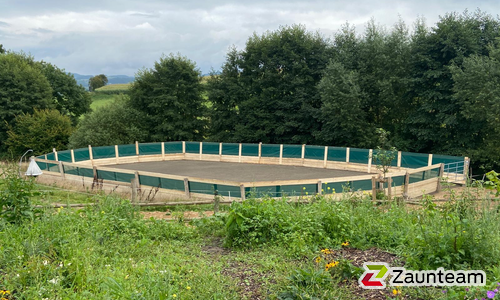 Ranchzaun (ungesäumte Bretter) mit Robinienpfosten wurde in Extertal von Zaunteam Weser-Leine, Salzhemmendorf im Jahr 2021 erstellt.