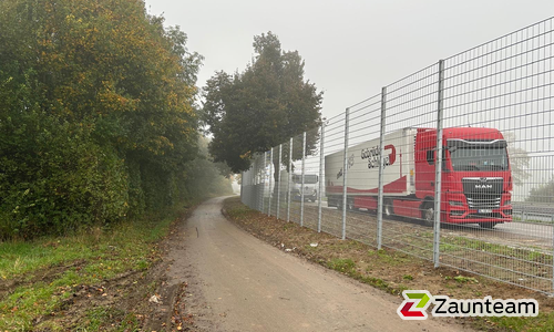 Ballfang Doppelstab mit Pfosten verzinkt und Abdeckleisten wurde in Reutlingen- B28 von Zaunteam Zollernalb, Burladingen-Ringingen im Jahr 2024 erstellt.
