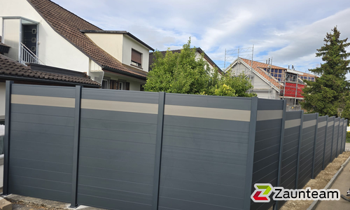 Alu Sichtschutz Discrétion, Profil glatt, einbetoniert wurde in Amlikon von Zaunteam Thurgau, Felben im Jahr 2025 erstellt.