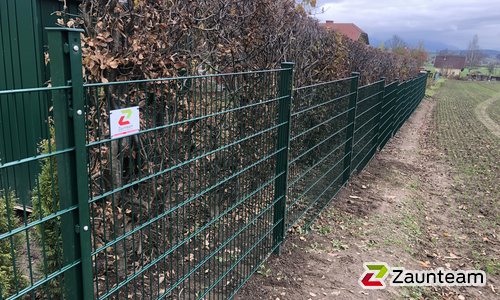 Doppelstabmatten schwer feuerverzinkt und grün beschichtet mit Pfosten 60 x 40 mit Abdeckleisten einbetoniert wurde in Pusarnitz von Zaunteam Kärnten-West-Osttirol, Kirchbach im Jahr 2020 erstellt.