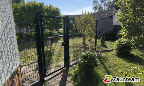 Doppelstabmatten leicht vorverzinkt und grün beschichtet mit Pfosten 60 x 40 mit Abdeckleisten einbetoniert wurde in Dessau-Rosslau von Zaunteam Fläming, Coswig im Jahr 2025 erstellt.