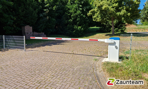 Schranke mit Antrieb wurde in Euerdorf von Zaunteam Main-Rhön, Euerdorf im Jahr 2023 erstellt.