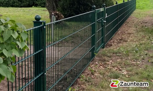 Doppelstabmatten leicht vorverzinkt und grün beschichtet mit Pfosten 60 x 40 mit Abdeckleisten einbetoniert wurde in Rahden von Zaunteam Kischkel, Lübbecke im Jahr 2022 erstellt.