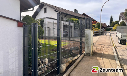 Doppelstabmatten schwer feuerverzinkt und anthrazit beschichtet mit Pfosten 60 x 40 mit Abdeckleisten einbetoniert wurde in Durach von Zaunteam Allgäu, Bad Hindelang - Unterjoch im Jahr 2024 erstellt.