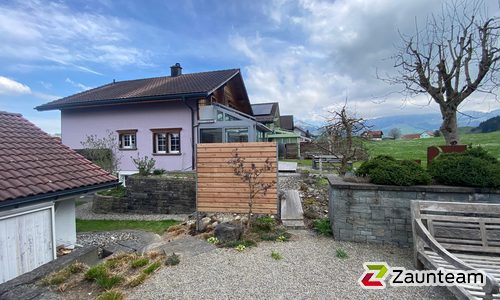 Sichtschutz aus Bohlen mit Zwischenraum mit U-Stahl Profil Pfosten wurde in Appenzell von Zaunteam Appenzellerland, Wasserauen im Jahr 2025 erstellt.