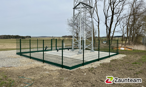 Doppelstabmatten schwer vorverzinkt und grün beschichtet mit Pfosten 60 x 40 mit Abdeckleisten einbetoniert wurde in Bad Waldsee von Zaunteam Oberschwaben, Obermarchtal im Jahr 2025 erstellt.