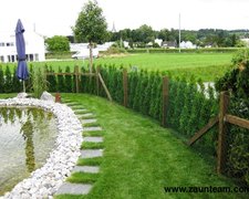 Diagonalgeflecht grün mit Lärchenkantpfosten braun wurde in Tägerwilen von Zaunteam Thurgau AG, Felben im Jahr 2013 erstellt.
