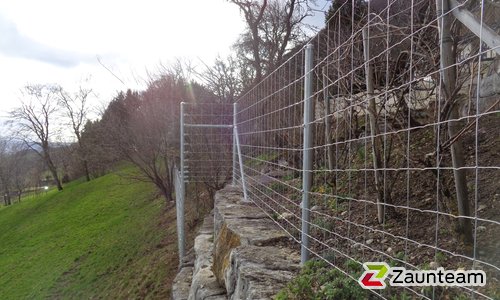 Knotengitter Torus, weitmaschig mit Rohrpfosten verzinkt in Aussparung wurde in Wolfisberg von Zaunteam Mittelland, Bützberg im Jahr 2019 erstellt.