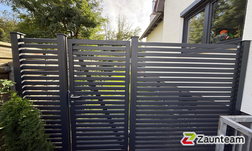 Aluminium Sichtschutztor 1-flüglig wurde in Leipheim von Zaunteam Ulm, Lonsee im Jahr 2026 erstellt.