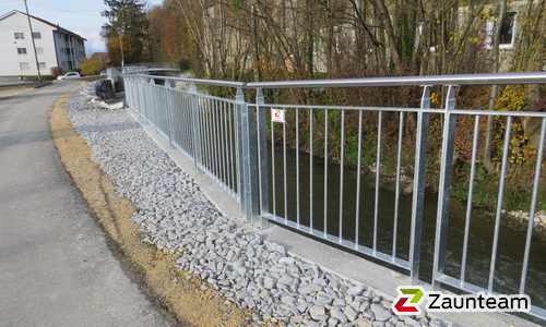 Staketengeländer mit Handlauf wurde in Corcelles-près-Payerne von Zaunteam Spahni AG, Laupen BE im Jahr 2014 erstellt.