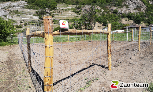 Knotengitter Tornado mit Robinienpfosten rund wurde in Gampel von Zaunteam Wallis, Niedergesteln im Jahr 2020 erstellt.