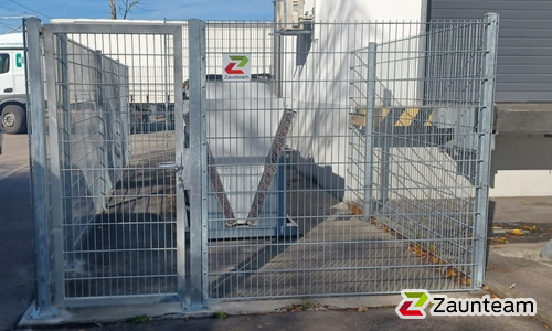 Doppelstabmatten schwer verzinkt mit Pfosten 40x60 verzinkt mit Abdeckleisten einbetoniert wurde in Eriskirch von Zaunteam Obere Donau-Bodensee, Sauldorf-Krumbach im Jahr 2025 erstellt.