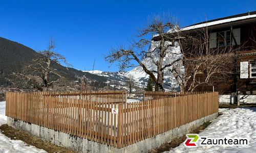 Staketen Holz vor die Pfosten / T-Stahl Pfosten feuerverzinkt einbetoniert wurde in Grindelwald von Zaunteam Berner Oberland, Ringgenberg im Jahr 2022 erstellt.