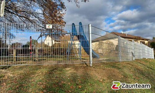 Doppelstabmatten schwer verzinkt mit Pfosten 40x60 verzinkt mit Abdeckleisten einbetoniert wurde in Stockach von Zaunteam Obere Donau-Bodensee, Sauldorf-Krumbach im Jahr 2026 erstellt.