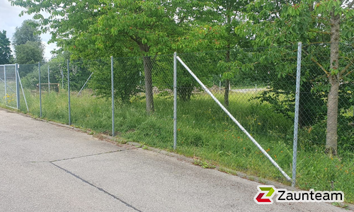 Diagonalgeflecht verzinkt mit Rohrpfosten verzinkt einbetoniert wurde in Neu Ulm von Zaunteam Ulm, Lonsee im Jahr 2026 erstellt.