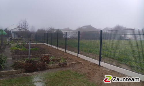 Doppelstabmatten schwer vorverzinkt und anthrazit beschichtet mit Pfosten 60 x 40 mit Abdeckleisten einbetoniert wurde in Oberwart von Zaunteam Oststeiermark, Grafendorf bei Hartberg im Jahr 2025 erstellt.