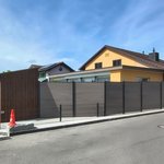 BPC Sichtschutz Nordheim Aluminiumpfosten 70 x 70 mm einbetoniert wurde in Waltenschwil von Zaunteam Aargau, Egliswil im Jahr 2026 erstellt.