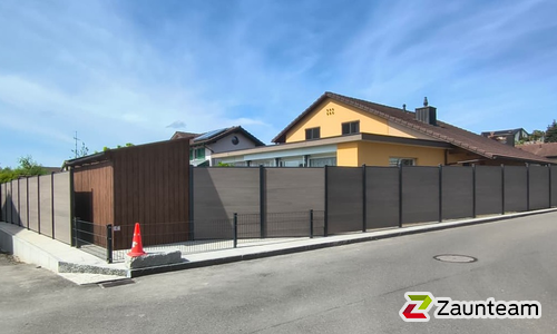 BPC Sichtschutz Nordheim Aluminiumpfosten 70 x 70 mm einbetoniert wurde in Waltenschwil von Zaunteam Aargau, Egliswil im Jahr 2026 erstellt.