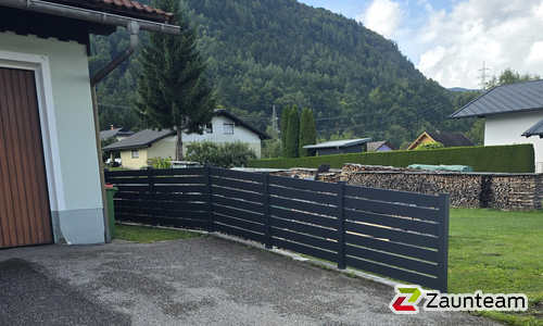 Modern Aluzaun einbetoniert wurde in Arnoldstein von Zaunteam Kärnten-Mitte, Arnoldstein im Jahr 2025 erstellt.