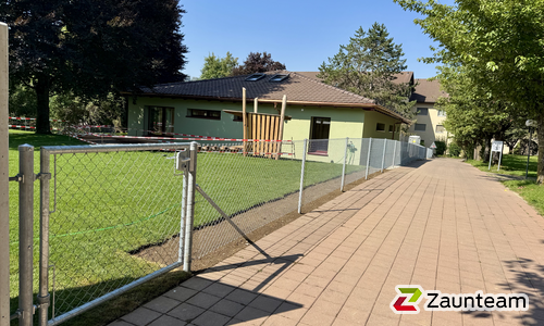 Diagonalgeflecht verzinkt mit Rohrpfosten verzinkt einbetoniert wurde in Embrach von Zaunteam Neftenbach, Neftenbach im Jahr 2025 erstellt.