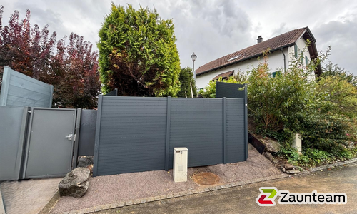 Alu Varioprofil Rhombus 80, Aluminiumpfosten vierkant 85 x 85 mm einbetoniert wurde in Bernhardzell / Waldkirch von Zaunteam Appenzellerland, Wasserauen im Jahr 2025 erstellt.