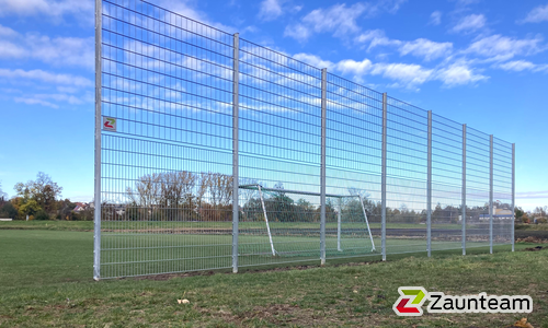 Ballfang Doppelstab mit Pfosten verzinkt und Abdeckleisten wurde in Aichach von Zaunteam Schwaben-Nord, Todtenweis im Jahr 2023 erstellt.