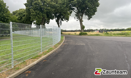 Doppelstabmatte schwer verzinkt mit Pfosten Vario verzinkt einbetoniert wurde in Jarmen von Zaunteam Pasewalk, Pasewalk im Jahr 2023 erstellt.