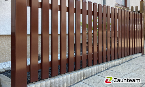 Classic Aluzaun RAL Standardfarbe / Aluminiumpfosten vierkant RAL Standardfarbe einbetoniert wurde in Meuselwitz von Zaunteam Ostthüringen, Meuselwitz im Jahr 2023 erstellt.