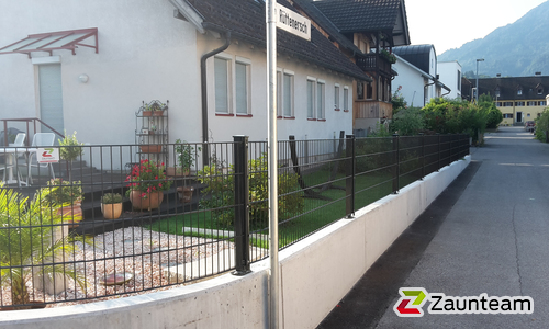 Doppelstabmatten schwer feuerverzinkt und anthrazit beschichtet mit Pfosten Vario mit Fussplatte wurde in Dornbirn von Zaunteam Vorarlberg, Dornbirn im Jahr 2015 erstellt.