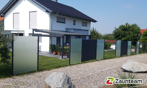 Glas Sichtschutz wurde in Bergfelden von Zaunteam Lkr. Rottweil, Dietingen-Rotenzimmern im Jahr 2026 erstellt.