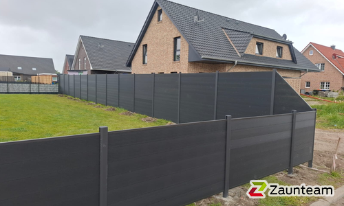 System WPC Sichtschutz, Platinum mit Alupfosten einbetoniert wurde in Südbrookmerland von Zaunteam Ostfriesland, Südbrookmerland im Jahr 2026 erstellt.