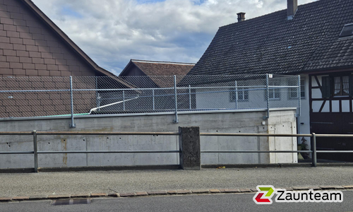 Diagonalgeflecht verzinkt mit Rohrpfosten verzinkt mit Fussplatte (CH) wurde in Kleinandelfingen von Zaunteam Neftenbach, Neftenbach im Jahr 2025 erstellt.