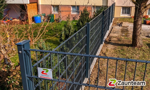 Doppelstabmatten schwer feuerverzinkt und anthrazit beschichtet mit Pfosten 60 x 40 mit Abdeckleisten einbetoniert wurde in Schwäbisch Hall von Zaunteam Schwäbisch Hall, Schwäbisch Hall im Jahr 2023 erstellt.