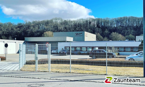 Doppelstabmatte schwer verzinkt mit Pfosten Vario verzinkt einbetoniert wurde in Warthausen von Zaunteam Oberschwaben, Obermarchtal im Jahr 2022 erstellt.